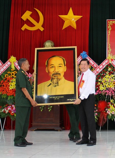 Bí thư Tỉnh ủy- Trần Văn Rón trao tặng đại hội bức chân dung Chủ tịch Hồ Chí Minh. 