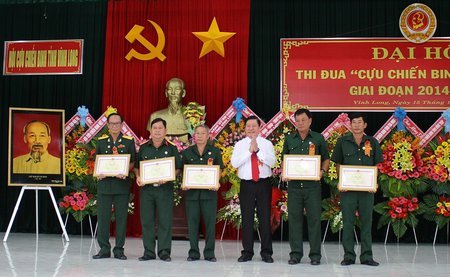 Bí thư Tỉnh ủy- Trần Văn Rón trao bằng khen của UBND tỉnh cho 5 tập thể tiêu biểu. 