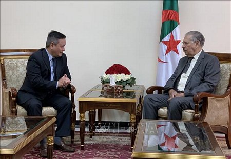  Chủ tịch Hội đồng Quốc gia Salah Goudjil (bên phải) tiếp Đại sứ Phạm Quốc Trụ tại thủ đô Algiers ngày 14/10. 