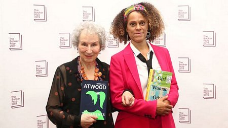 Margaret Atwood chụp ảnh cùng Bernardine Evaristo sau khi cùng giành giải thưởng Booker cho tiểu thuyết 2019. Ảnh: Reuters