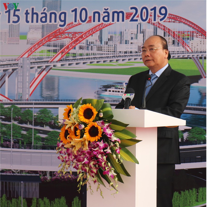  Thủ tướng Nguyễn Xuân Phúc khẳng định: Cầu Hoàng Văn Thụ hoàn toàn do các kỹ sư, công nhân Việt Nam thiết kế và thi công trong vòng 2 năm đã minh chứng sự lớn mạnh của ngành giao thông vận tải Việt Nam.