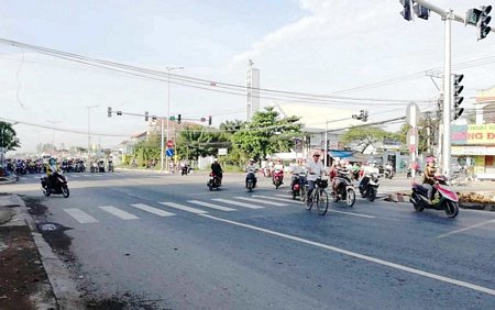 Cột đèn giao thông trên QL1- ngay đường vô UBND xã Phú Quới giúp lưu thông an toàn hơn.