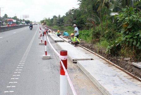 Nhân công đang ráo riết thi công công trình sửa chữa QL1 qua Tam Bình.