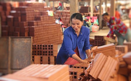  Làng nghề gạch gốm Mang Thít từ lâu đã được thế giới biết đến với nhiều nét đặc trưng riêng biệt.