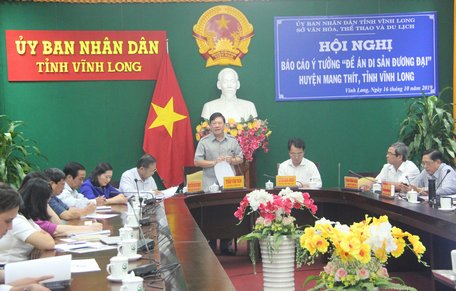 Bí thư Tỉnh ủy- Trần Văn Rón phát biểu tại hội nghị.
