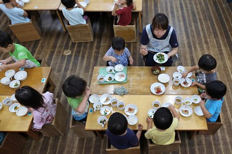 Một buổi ăn trưa tại trường mẫu giáo ở Yokohama (Nhật Bản). Ảnh: AFP