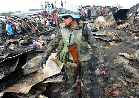  Binh sĩ thuộc Lực lượng gìn giữ hòa bình LHQ tuần tra điều tra tại hiện trường một vụ hỏa hoạn ở Port-au-Prince, Haiti, ngày 8/2/2012. Ảnh: AFP/ TTXVN