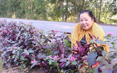 Sau khi được địa phương tuyên truyền, cô Nguyễn Ngọc Lạc tham gia trồng hoa góp phần tạo vẻ mỹ quan cho thôn xóm thêm xanh, đẹp.