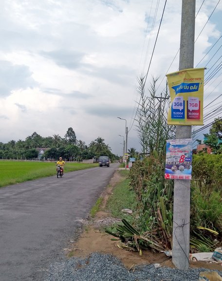 Rất nhiều mẫu quảng cáo “đu” dãy cột điện chạy dọc theo Đường tỉnh 903 (Mang Thít).