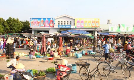 Chợ thị trấn Cái Nhum là một trong 7 chợ sẽ được xây dựng theo tiêu chí đảm bảo vệ sinh an toàn thực phẩm trong thời gian tới.