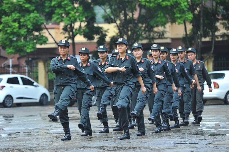   Các nữ chiến sỹ cảnh sát cơ động tập luyện hăng say và hoàn thành xuất sắc các bài tập. (Ảnh: Minh Đức/TTXVN)