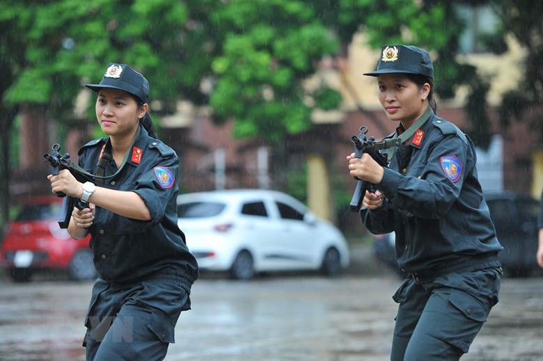  Các nữ chiến sỹ cảnh sát cơ động tập luyện hăng say và hoàn thành xuất sắc các bài tập. (Ảnh: Minh Đức/TTXVN)