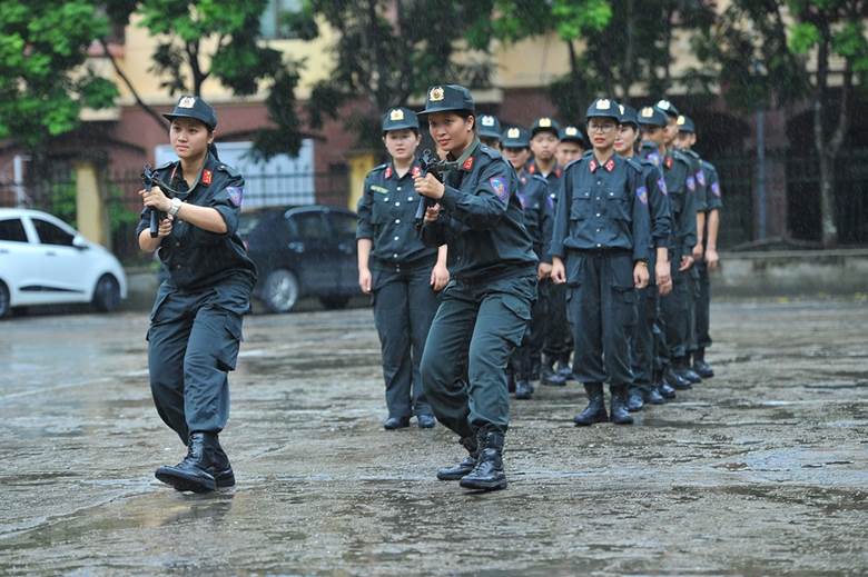  Các nữ chiến sỹ cảnh sát cơ động tập luyện hăng say và hoàn thành xuất sắc các bài tập. (Ảnh: Minh Đức/TTXVN)