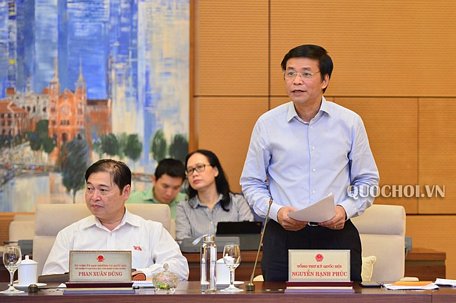 Tổng Thư ký Quốc hội Nguyễn Hạnh Phúc trình bày báo cáo sáng 17/10. Ảnh: Quochoi.vn
