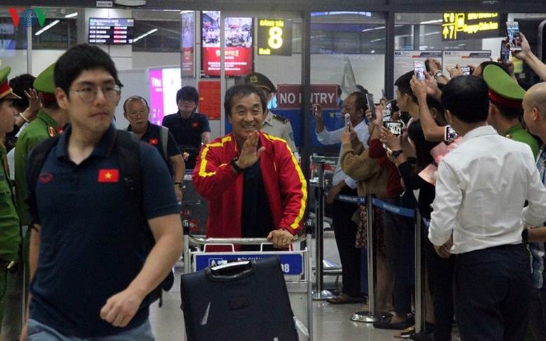 Trợ lý Lee Young-jin tươi cười ở sân bay, ông là trợ thủ đắc lực cho HLV Park Hang Seo ở ĐT Việt Nam.