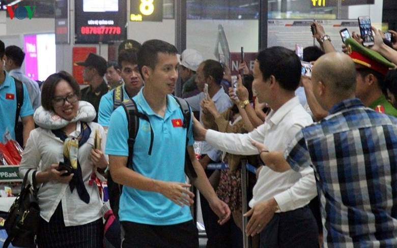  Các tuyển thủ Việt Nam được chào đón nồng nhiệt ở sân bay.
