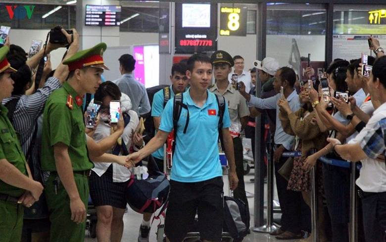 Mặc dù trải qua hành trình bay dài nhưng các tuyển thủ Việt Nam không cho thấy dấu hiệu mệt mỏi và vẫn nở nụ cười trên môi.