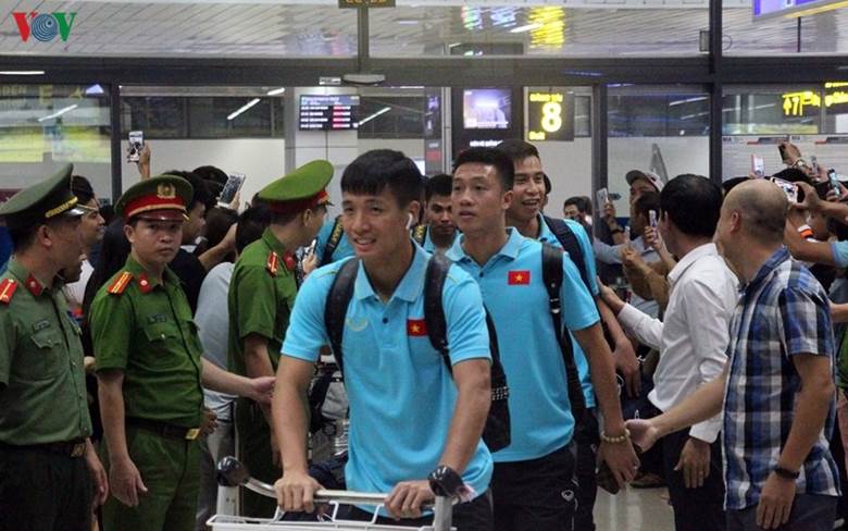 Đêm qua (16/10), ĐT Việt Nam đã đáp chuyến bay tới sân bay Nội Bài trở về nước sau trận thắng ấn tượng trước Indonesia tại vòng loại thứ 2 World Cup 2022 khu vực châu Á.