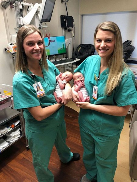  Tori Howard và Tara Drinkard đỡ đẻ hai bé gái sinh đôi là Addison và Emma Williams. Ảnh: ABC NEWS