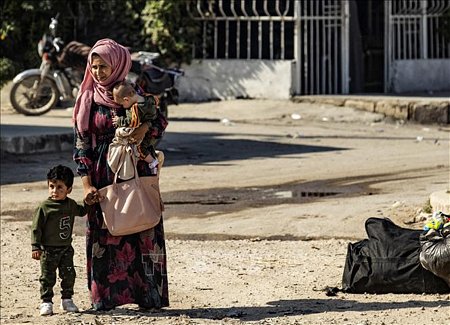 Người dân Syria tới thành phố Tal Tamr, ngoại ô Hasakeh sau khi phải rời bỏ nhà cửa tránh chiến sự tại thị trấn Ras al-Ain ngày 15/10. Ảnh: AFP/TTXVN