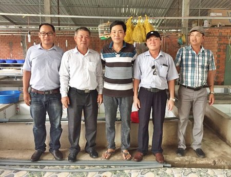 Anh Tân (giữa) tiếp đoàn khách Sở Nông nghiệp- PTNT tỉnh Khánh Hòa tới tham quan trại lươn giống.  