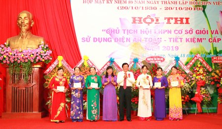 Phó Bí thư Thường trực Tỉnh ủy- Bùi Văn Nghiêm trao kỷ niệm chương “Vì sự nghiệp phát triển phụ nữ Việt Nam”.