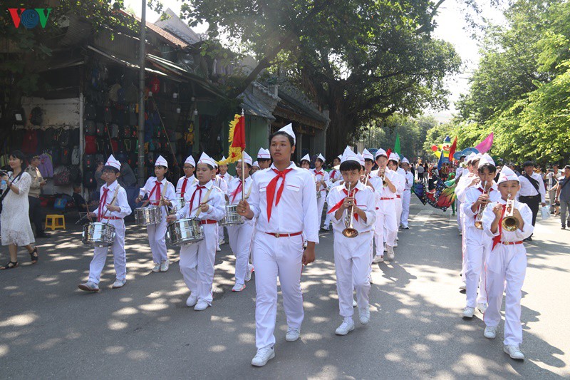 Đặc biệt màn biểu diễn của đội nhạc nghi thức gồm 40 em đến từ Cung Thiếu nhi Hà Nội dẫn đầu đoàn diễu hành đã tạo sự hoạt náo, sôi động, thu hút sự chú ý của hàng nghìn người dân và du khách quốc tế.