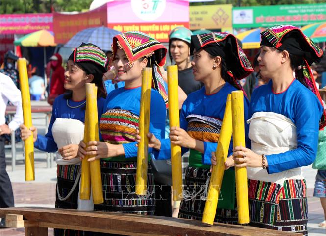 Phụ nữ cộng đồng dân tộc Thái tham dự lễ hội 
