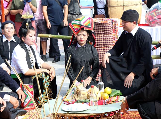 Cô dâu dân tộc Thái trong trang phục truyền thống tại ngày cưới hỏi.
