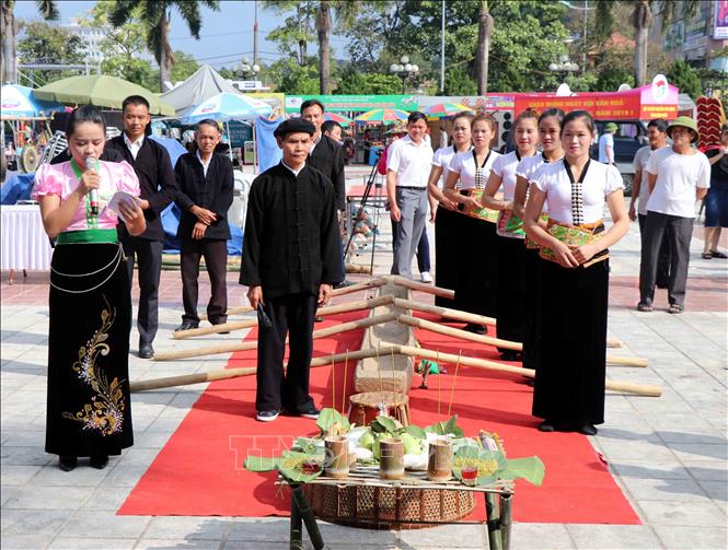  Cộng đồng dân Thái xã Mường So (huyện Phong Thổ, tỉnh Lai Châu) trình diễn lễ 