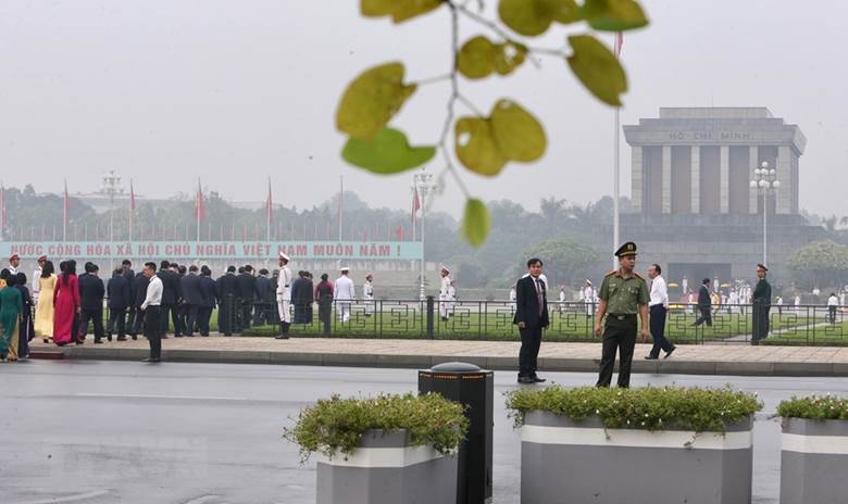  Các đại biểu Quốc hội vào Lăng viếng Chủ tịch Hồ Chí Minh. (Ảnh: Dương Giang/TTXVN)