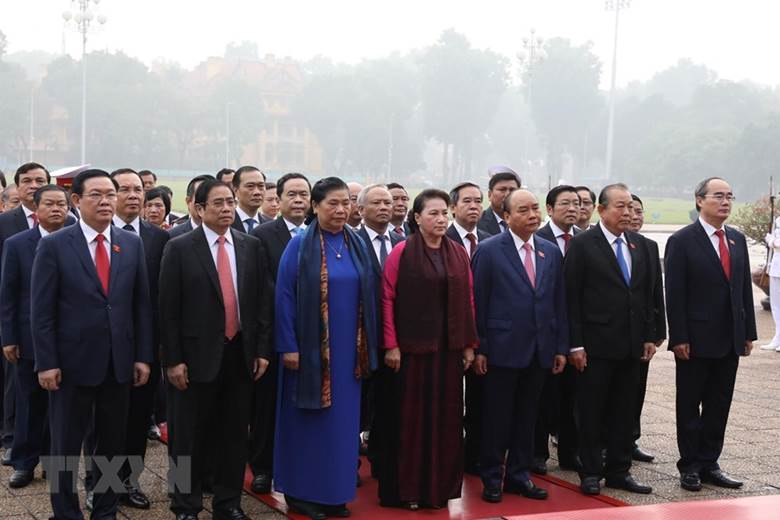  Các vị lãnh đạo Đảng và Nhà nước cùng các đại biểu Quốc hội vào Lăng viếng Chủ tịch Hồ Chí Minh. (Ảnh: Văn Điệp/TTXVN)