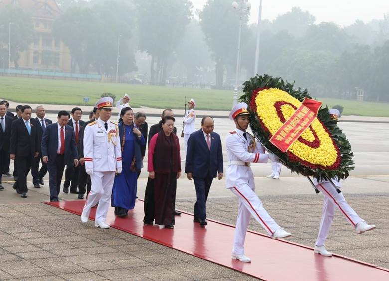  Lãnh đạo Đảng, Nhà nước cùng các đại biểu Quốc hội vào Lăng viếng Chủ tịch Hồ Chí Minh. (Ảnh: Văn Điệp/TTXVN)