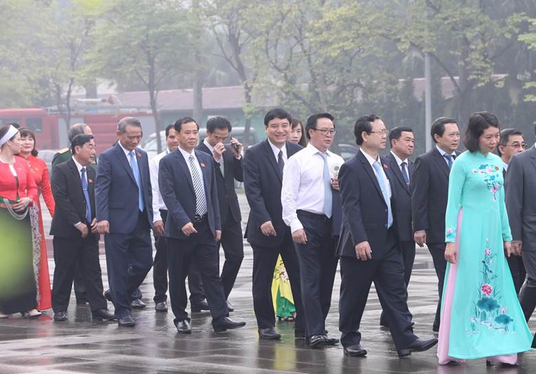  Các đại biểu Quốc hội vào Lăng viếng Chủ tịch Hồ Chí Minh. (Ảnh: Dương Giang/TTXVN)