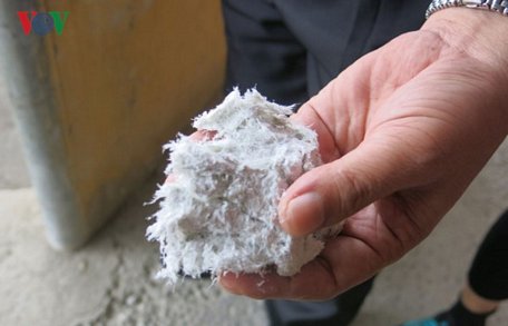 Sợi amiang trắng được làm ướt trước khi đưa vào sản xuất tấm lợp.