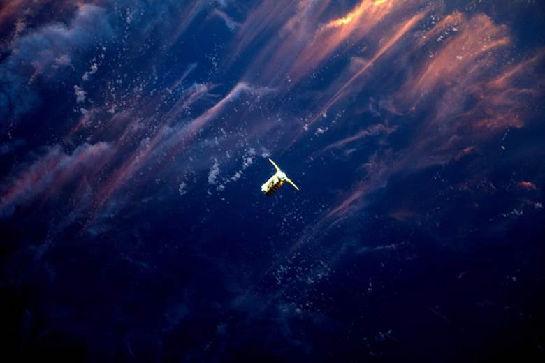 Hình ảnh tàu vũ trụ Cygnus của Orbital ATK được Canadarm2 của Trạm Vũ trụ Quốc tế (ISS) ghi lại khi nó chuyển 3.447 kg hàng hóa tiếp tế lên cho ISS.
