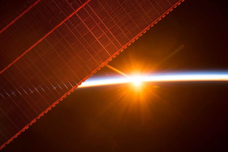 Một trong 16 lần mặt trời mọc mà ISS chứng kiến trong 1 ngày.