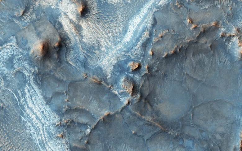 Nili Fossae là một trong những vùng đất nhiều màu sắc nhất trên sao Hỏa nằm ở tây bắc lưu vực Isidis. Đây cùng là nơi mà con người có kế hoạch đặt chân đến trong tương lai.