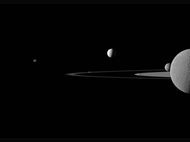 Hình ảnh 4 mặt trăng của sao Thổ: Janus, Pandora, Enceladus, Rhea và Mimas.