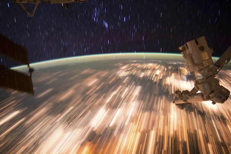 Các nhà thiên văn học trên ISS đã ghi lại được hình ảnh những dải sao chạy và luồng ánh sáng của chúng khi họ quay quanh Trái Đất với vận tốc khoảng 28.000 km/h.