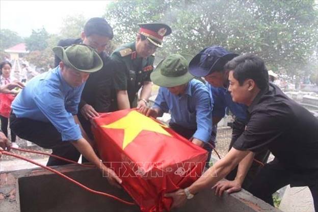 Lễ truy điệu, an táng 23 hài cốt liệt sĩ quân tình nguyện và chuyên gia Việt Nam hy sinh trong các cuộc chiến tranh tại Lào, ngày 4/5/2018, tại Nghĩa trang liệt sĩ Đồng Tâm, huyện Bá Thước, tỉnh Thanh Hóa. Ảnh: TTXVN