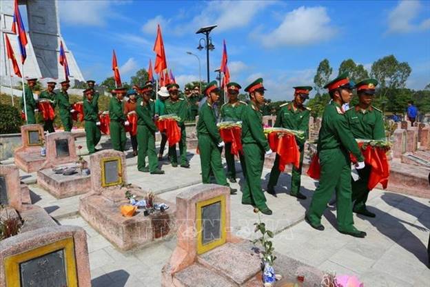 Lễ truy điệu và an táng 104 hài cốt liệt sĩ quân tình nguyện và chuyên gia Việt Nam hy sinh tại Lào, tại Nghĩa trang liệt sỹ huyện Nghi Lộc, tỉnh Nghệ An. Ảnh: Anh Tuấn/TTXVN