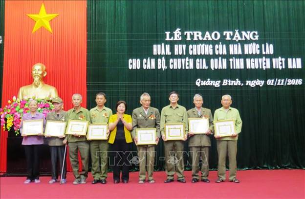 Ngày 1/11/2016, UBND Quảng Bình tổ chức Lễ trao tặng huân, huy chương của Nhà nước CHDCND Lào cho 43 cán bộ, chuyên gia, quân tình nguyện Việt Nam giúp cách mạng Lào của tỉnh Quảng Bình. Ảnh: Võ Dung/TTXVN