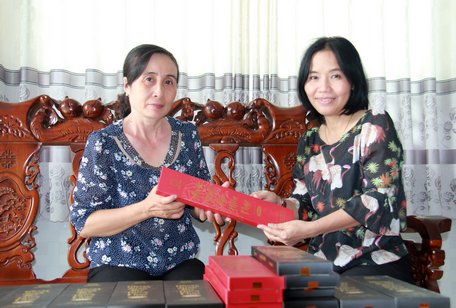 Cô Song Đào (bìa phải) cùng cô Lan bên sản phẩm nhang sinh học Thiên Phúc.