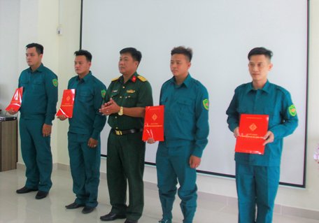  Trao quyết định cho cán bộ Trung đội Tự vệ Bệnh viện Đa khoa Xuyên Á- Vĩnh Long.