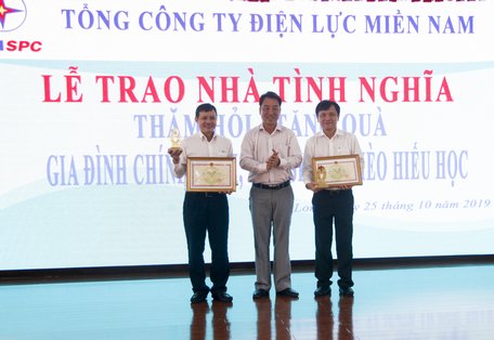 Ông Lữ Quang Ngời trao bằng khen cho tập thể Tổng công ty Điện lực Miền Nam và cá nhân Nguyễn Phước Đức (bìa phải).