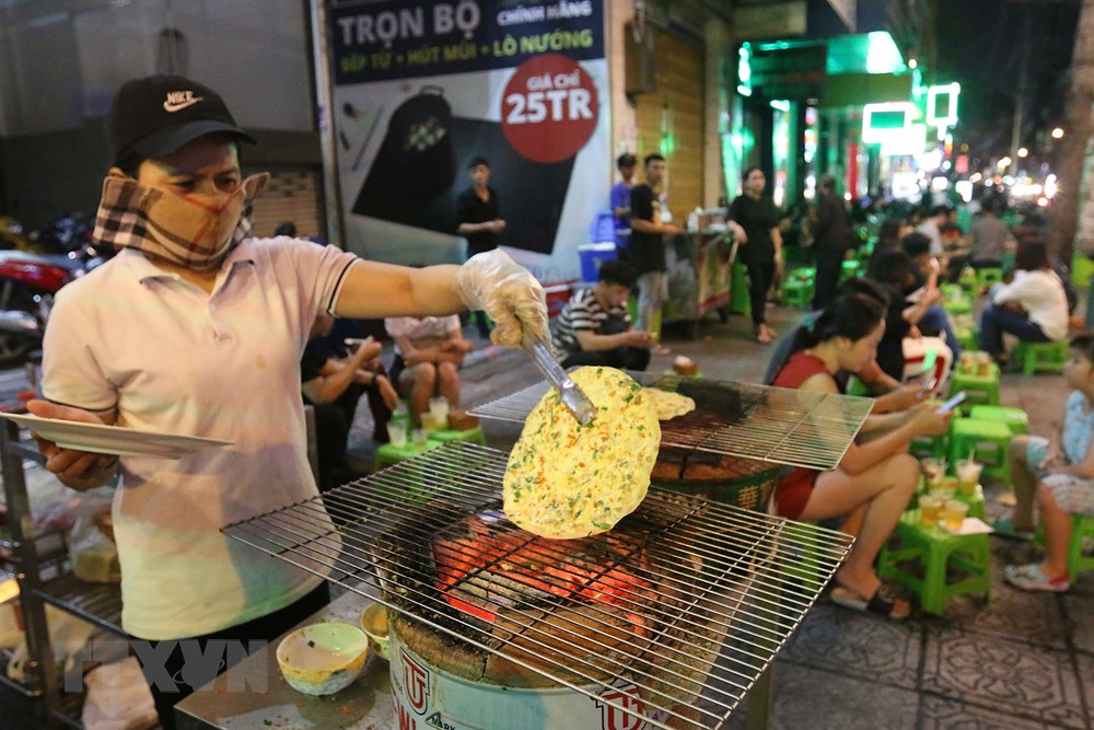  Bánh “Pizza đường phố” từng gây sốt cho nhiều người ưa thích ẩm thực đường phố. (Ảnh: Thanh Vũ/TTXVN)