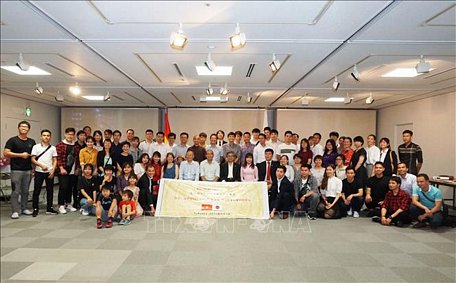 Các đại biểu tham dự Hội nghị thành lập Hội người Việt Nam tại Fukuoka chụp ảnh lưu niệm. Ảnh minh họa: Thành Hữu/TTXVN tại Nhật Bản.