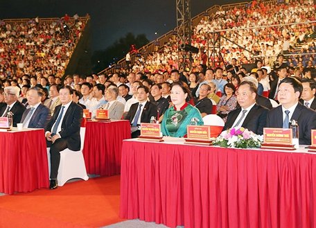  Chủ tịch Quốc hội Nguyễn Thị Kim Ngân và các đại biểu tham dự buổi lễ. Ảnh: TRỌNG ÐỨC (TTXVN)