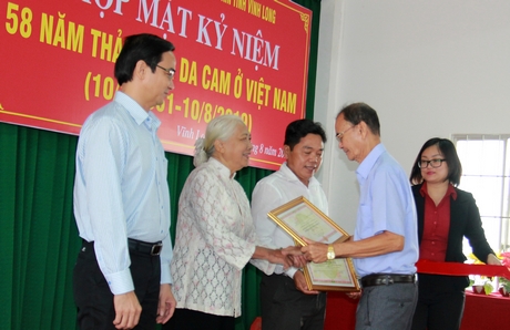 Ông Nguyễn Thanh Rạng- Chủ tịch Hội Nạn nhân chất độc da cam/ dioxin tỉnh trao giấy khen cho bác sĩ Nguyễn Ngọc Điểu- người có nhiều đóng góp cho công tác hội năm 2019.